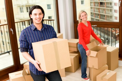 Commercial packing and unpacking service for local businesses